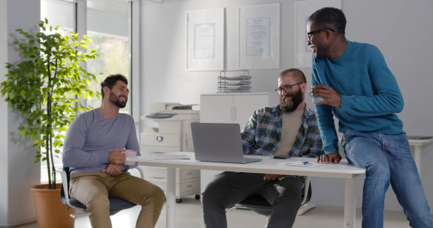 商务团队在办公室喝咖啡休息图片下载