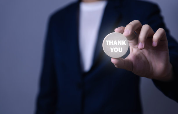 商人手持木块表示感谢图片下载