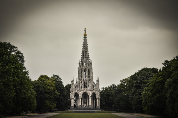 比利时布鲁塞尔拉肯公园里的利奥波德国王新哥特式纪念碑图片下载