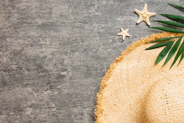 暑假。夏季概念草帽和热带树叶。平铺，俯视图，复制空间图片下载