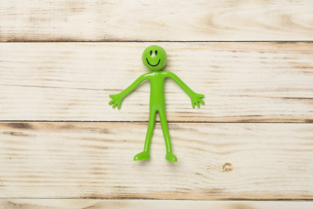 木制背景上的人物玩具，俯视图图片下载