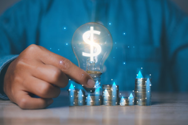 堆积硬币屏幕外汇交易图表金融数据商人拿着灯泡。目标业务利润图的开发。股票市场，财务增长报告。图片下载