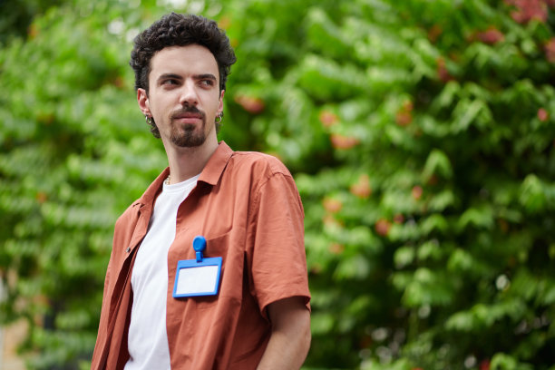 站在户外的软件开发人员图片下载