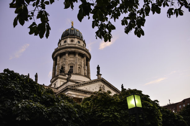 叶框中的法国教堂-宪兵市场，柏林，德国图片下载