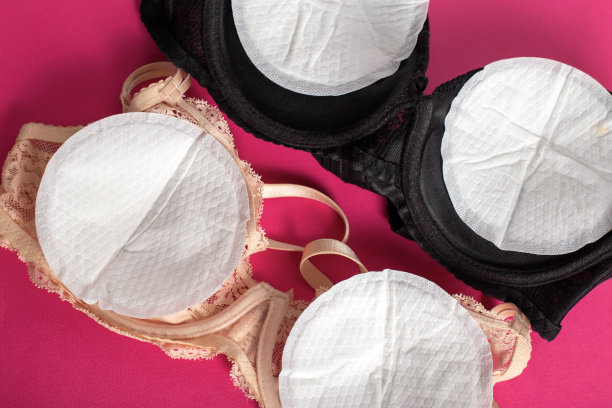 带衬垫的防止哺乳期母亲流出乳汁的女性胸罩。防止初乳渗漏，特写图片下载