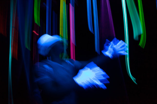 在夜总会霓虹灯下跳舞的男人图片下载