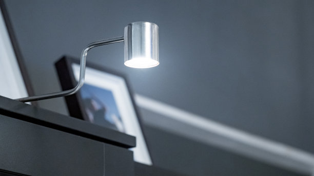 橱柜顶部的LED橱柜照明与装饰相框。家居装饰照明设计图片下载