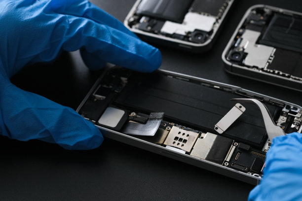 技术人员修理手机部件和工具，以恢复修复手机智能手机图片下载