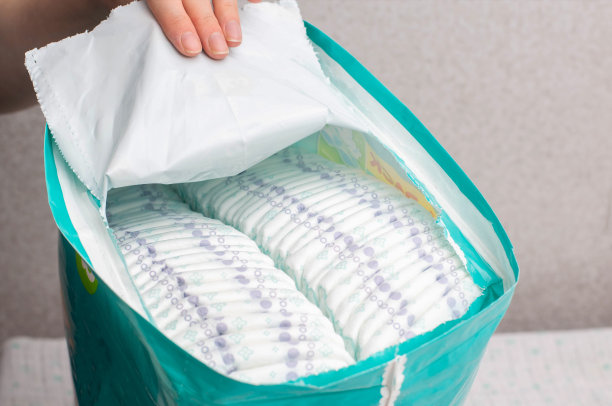 在白色背景上打开一整包婴儿尿布。文本复制空间图片下载