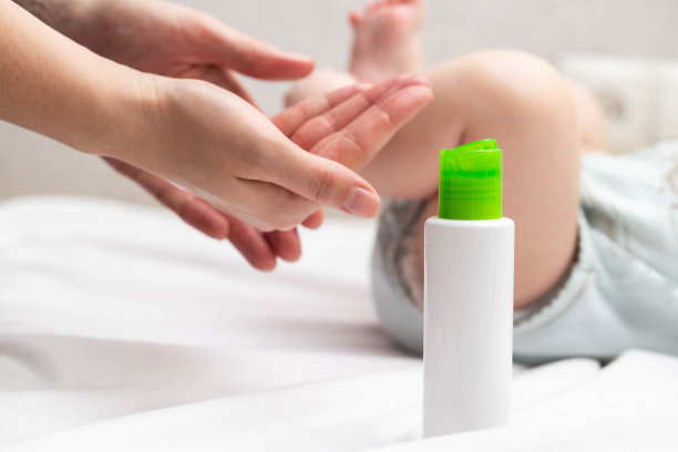 含维他命的保湿油，照顾干燥的宝宝肌肤。文本复制空间图片下载