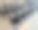 大厅里的塑料折叠椅。讲座听众或活动主持人。一排排挨着的长椅。黑色在米褐色的室内铺装上图片下载
