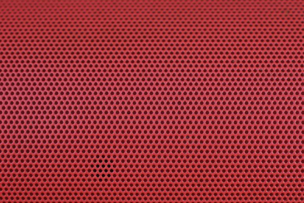 红色音乐扬声器前的金属格栅图片下载