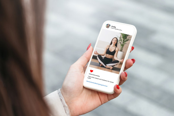 女人看着漂亮模特在手机上做瑜伽的照片图片下载