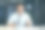 亚洲微笑的年轻人坐在办公室的办公桌前，在镜头前，通过视频通话，博客，网络研讨会，培训，录制播客图片下载