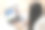 一个女孩拿着笔记本电脑躺在床上学习在线英语课程图片下载