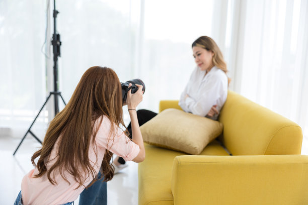 迷人的肖像:一个专业的女摄影师在工作室图片下载