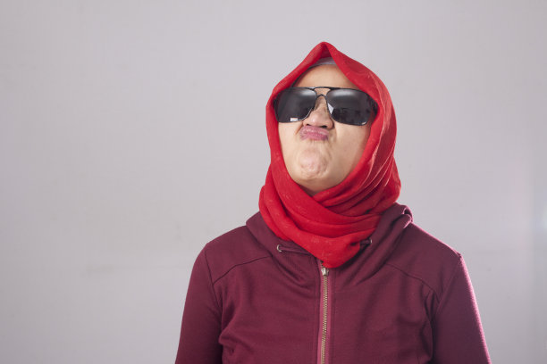 穆斯林女士闻到了不好的味道图片下载