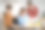 头痛的妈妈在厨房用笔记本电脑工作，孩子们站在旁边看屏幕。图片下载