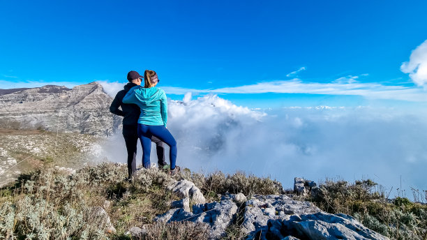 波西塔诺——在意大利坎帕尼亚阿马尔菲海岸的沿海小镇波西塔诺，一对徒步旅行的夫妇站在云层上欣赏美景。图片下载