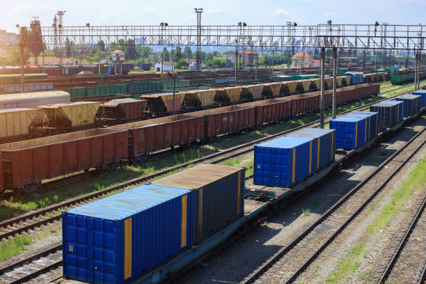城市货运站的货运列车。铁路在火车停车场。阿兰到达了车站。货运列车平台与货运列车集装箱在港口仓库用于出口物流背景。图片下载
