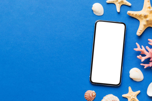 在彩色背景上，手机和沙滩配件的平面构图。智能手机与空白屏幕模拟与复制空间图片下载