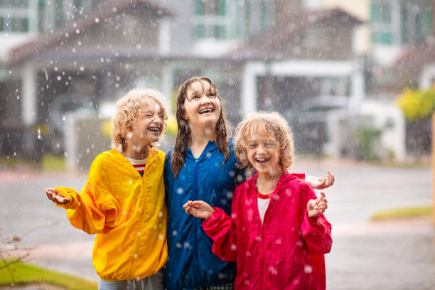 孩子们在雨中玩耍。孩子们在雨天散步图片下载