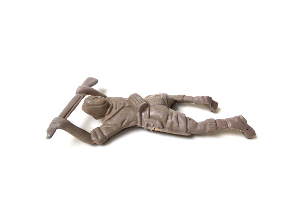 军队士兵玩具的特写，孤立在白色背景上。图片下载