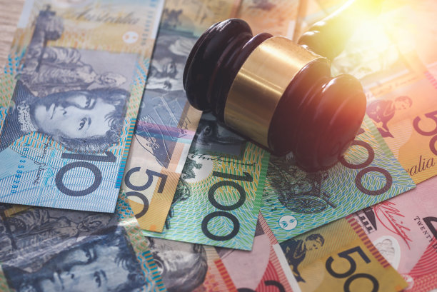澳大利亚元上的法官 gavel，正义概念图片下载