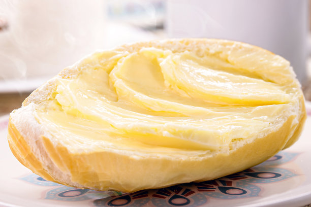 法式面包，巴西热面包，配上黄油和咖啡。下午的零食图片下载