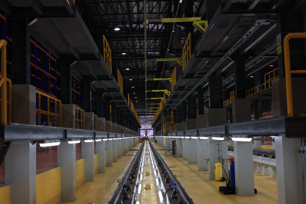 图为，在首尔市中心新建的火车站“列车维修站”、“防弹少年团维修站”，新型电动列车正在接受维修服务图片下载