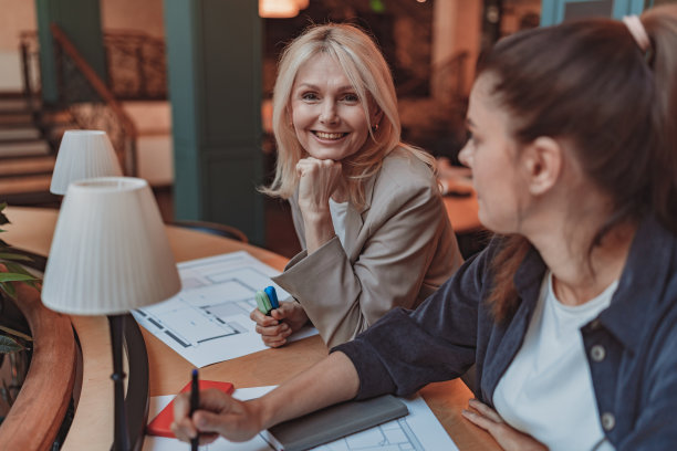 两位经理正在讨论新的战略。一群商务人士一起在联合办公办公室工作图片下载