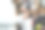 身穿牛仔夹克的年轻人用手机发短信的特写图片下载