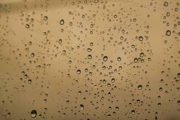 玻璃上水滴的微距镜头图片下载