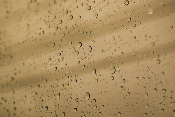 玻璃上水滴的微距镜头图片下载