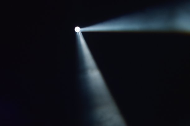 黑暗中的聚光灯图片下载