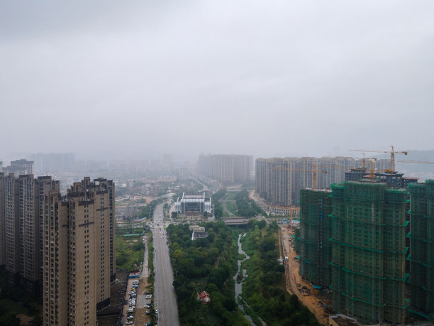 云雾缭绕的城市里新建的住宅楼和高速公路图片下载