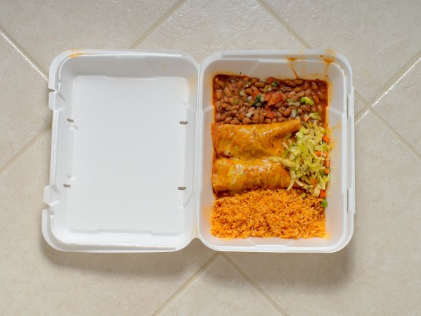 打开的墨西哥食品容器，包括玉米卷饼、平豆和墨西哥米饭图片下载