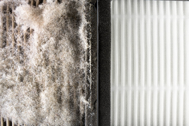 清洁和脏用空气过滤器在家政吸尘器清洁机器人真空机技术清洁脏灰尘污染服务的家庭在白色背景图片下载