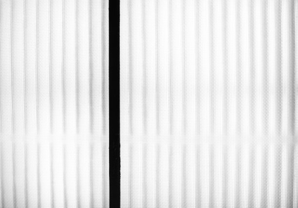 清洁吸尘器清洁机器人中的空气过滤器技术，用于清洁白色背景的室内脏尘污染服务图片下载