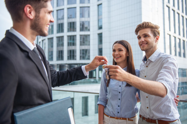 英俊的房地产经纪人和幸福的夫妻图片下载