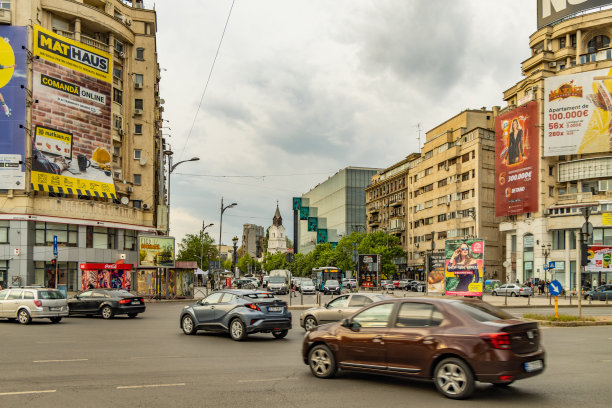 布加勒斯特,罗马尼亚。Ion Bratianu大道上的老建筑。图片下载