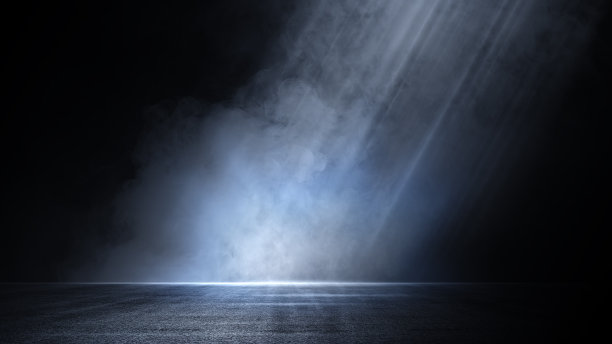 黑暗的街道，沥青抽象的深蓝色背景，空旷开放的黑暗场景霓虹灯，射灯，混凝土地板和工作室房间与微弱的烟雾漂浮在室内纹理为展示产品图片下载