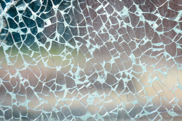 破碎的玻璃窗背景映衬着城市街道。夏天的一天。图片下载