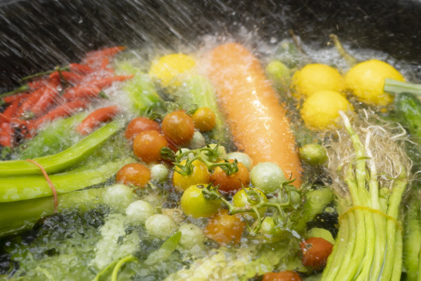 用清水清洗各种果蔬。图片下载