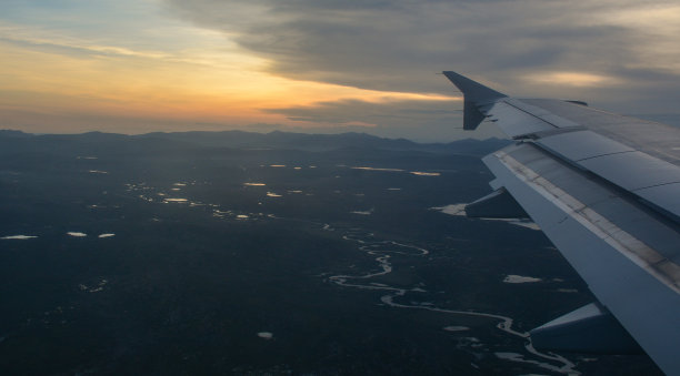 飞机机翼和美丽的日出图片下载