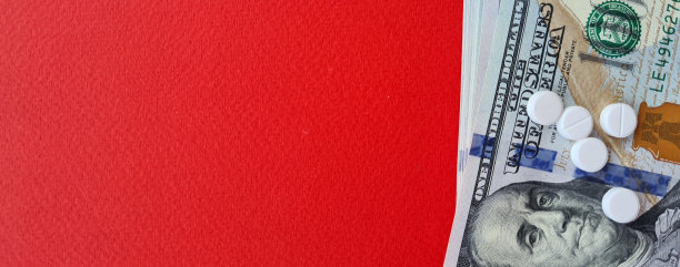 红色背景上的白色百元大钞药片图片下载