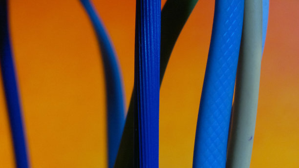 彩色电线库存照片，与橙色固体背景图片下载