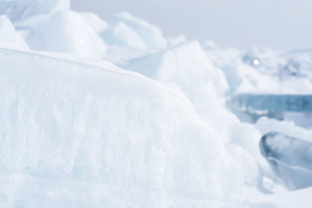 贝加尔湖上的冰丘。雪在阳光下覆盖着浮冰。图片下载