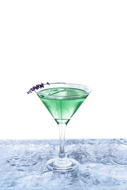 以薰衣草装饰的现代绿色透明鸡尾酒站在冰架上。图片下载