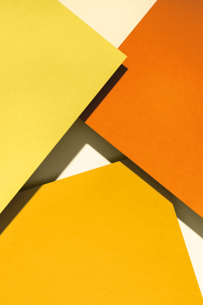 纸张粉彩重叠在橙色和黄色的背景，横幅，演示模板。图片下载